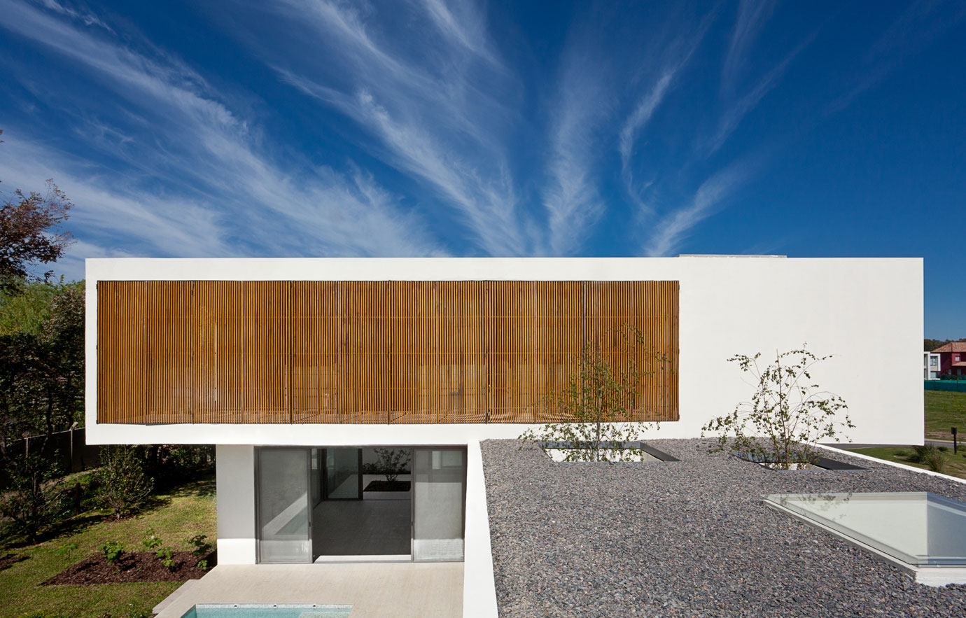 A Spacious Modern House with Cantilevered Slabs and Open Spaces in Buenos Aires by VDV ARQ (6)