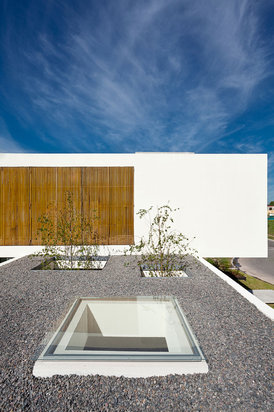 A Spacious Modern House with Cantilevered Slabs and Open Spaces in Buenos Aires by VDV ARQ (7)