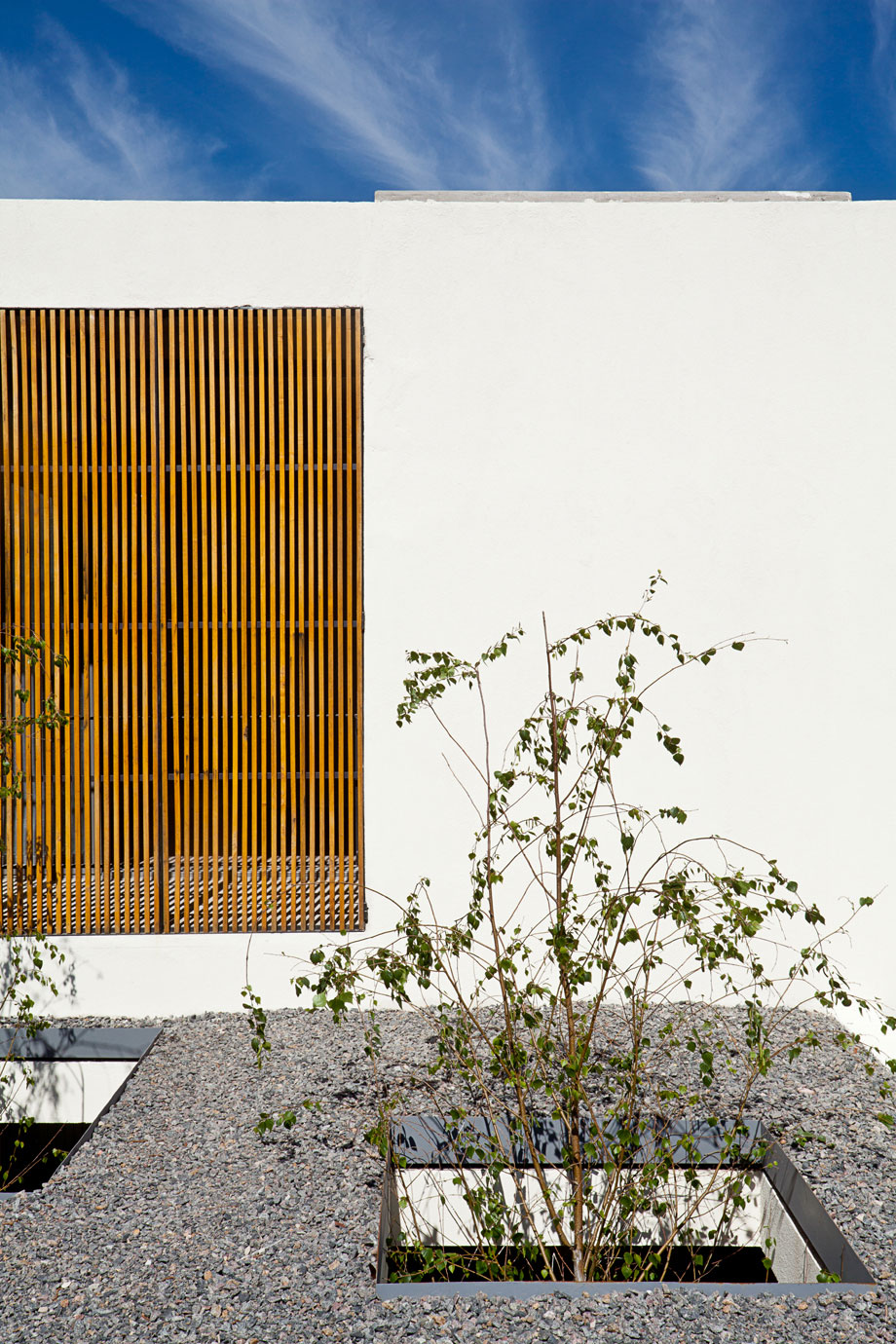 A Spacious Modern House with Cantilevered Slabs and Open Spaces in Buenos Aires by VDV ARQ (8)