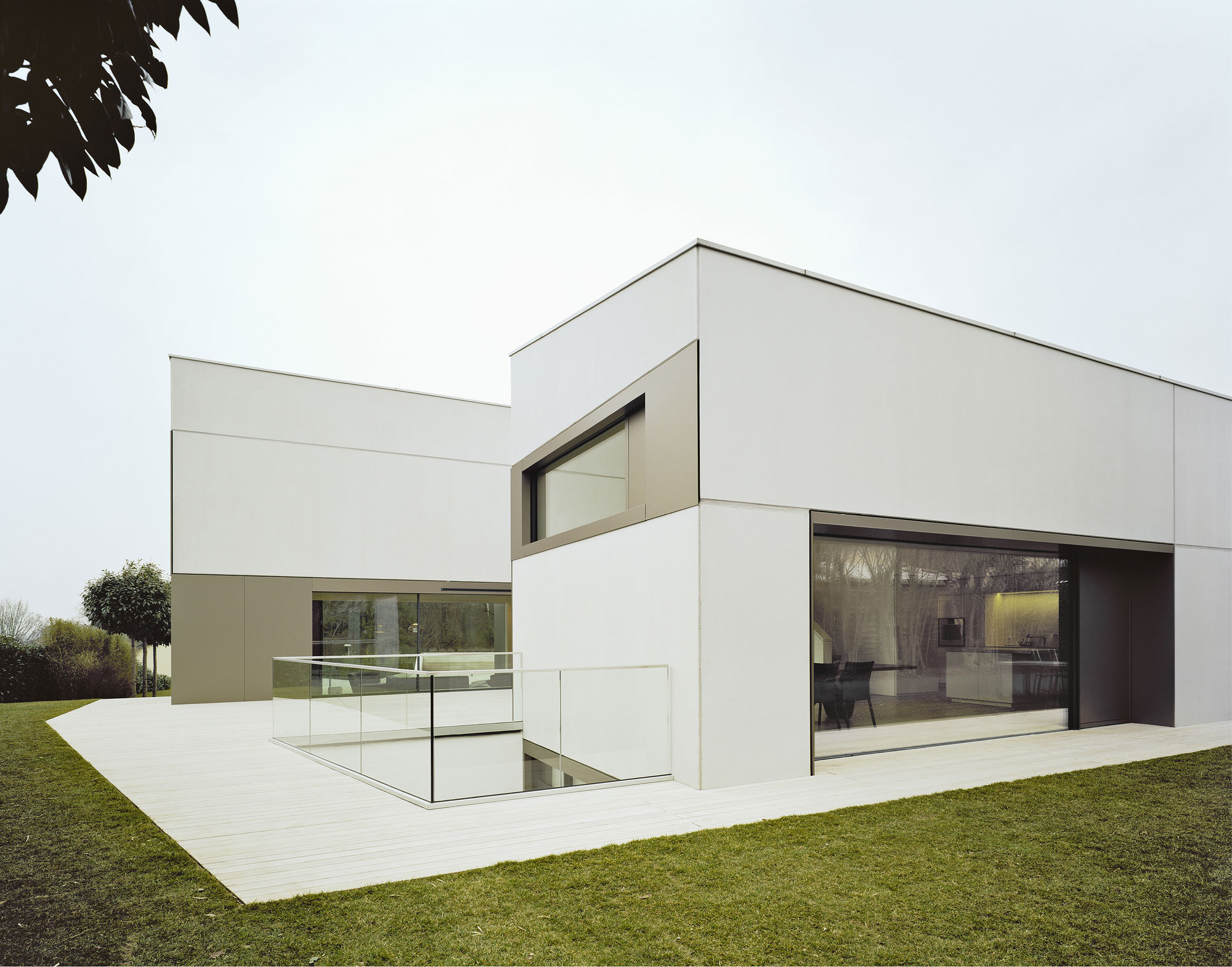 A Spacious Modern House with a Relaxing Decor Done in White in Tübingen, Germany by Steimle Architekten (1)