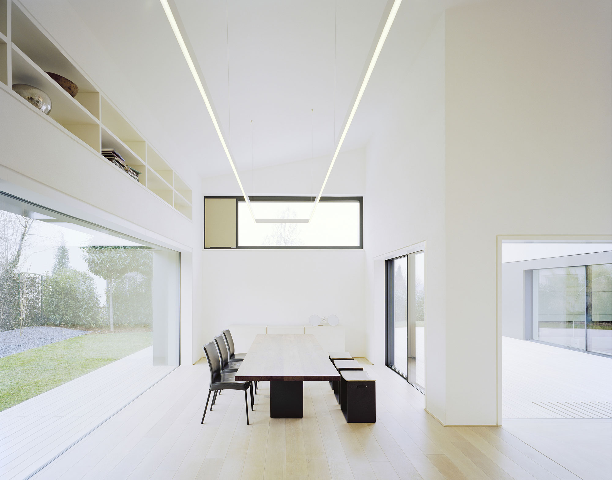 A Spacious Modern House with a Relaxing Decor Done in White in Tübingen, Germany by Steimle Architekten (16)