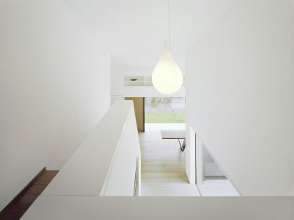 A Spacious Modern House with a Relaxing Decor Done in White in Tübingen, Germany by Steimle Architekten (19)