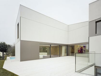 A Spacious Modern House with a Relaxing Decor Done in White in Tübingen, Germany by Steimle Architekten (2)