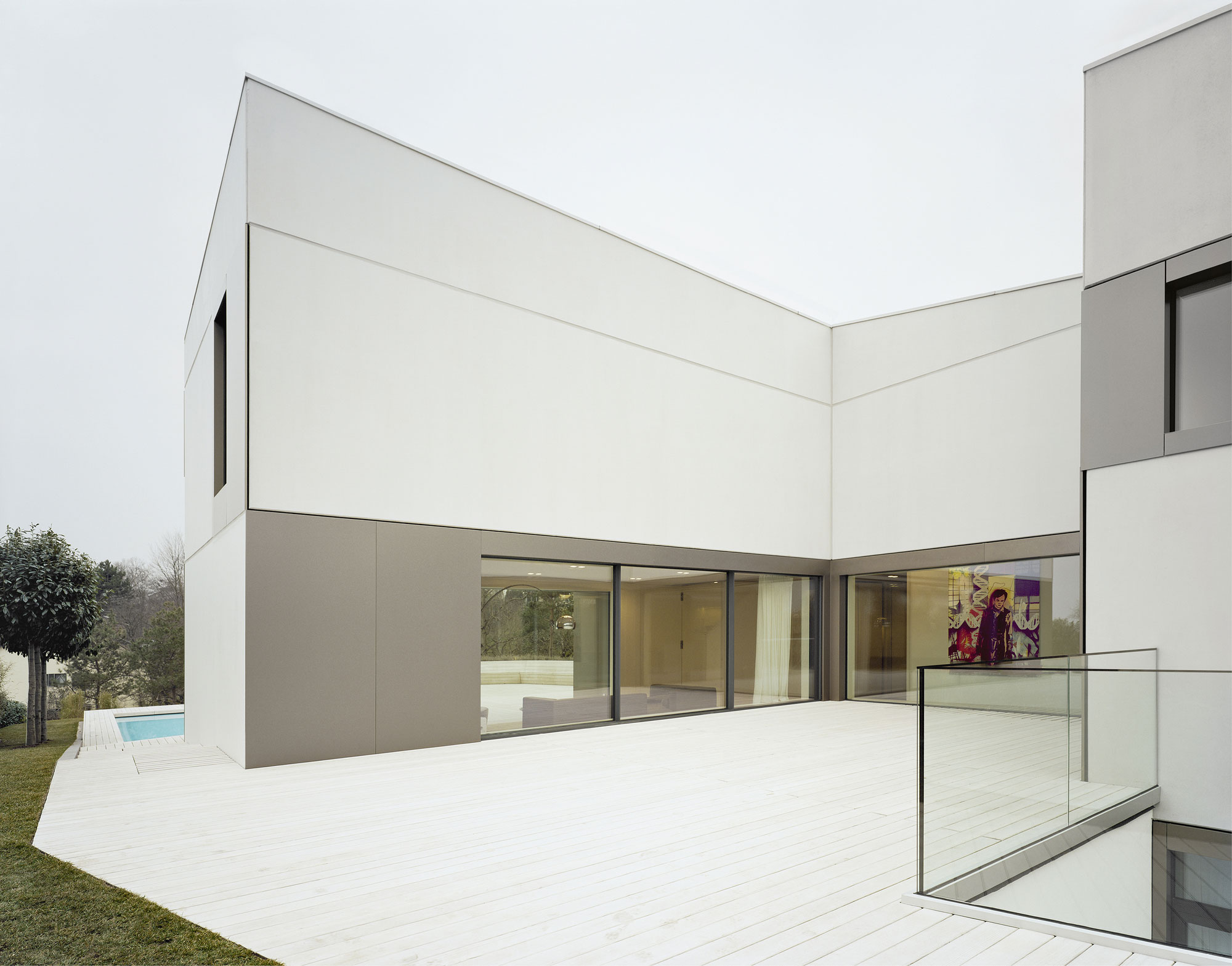 A Spacious Modern House with a Relaxing Decor Done in White in Tübingen, Germany by Steimle Architekten (2)