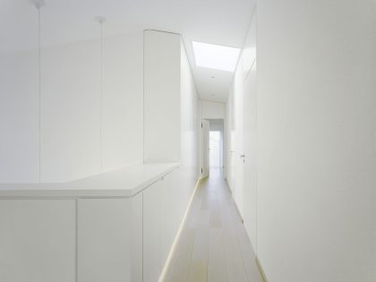 A Spacious Modern House with a Relaxing Decor Done in White in Tübingen, Germany by Steimle Architekten (20)