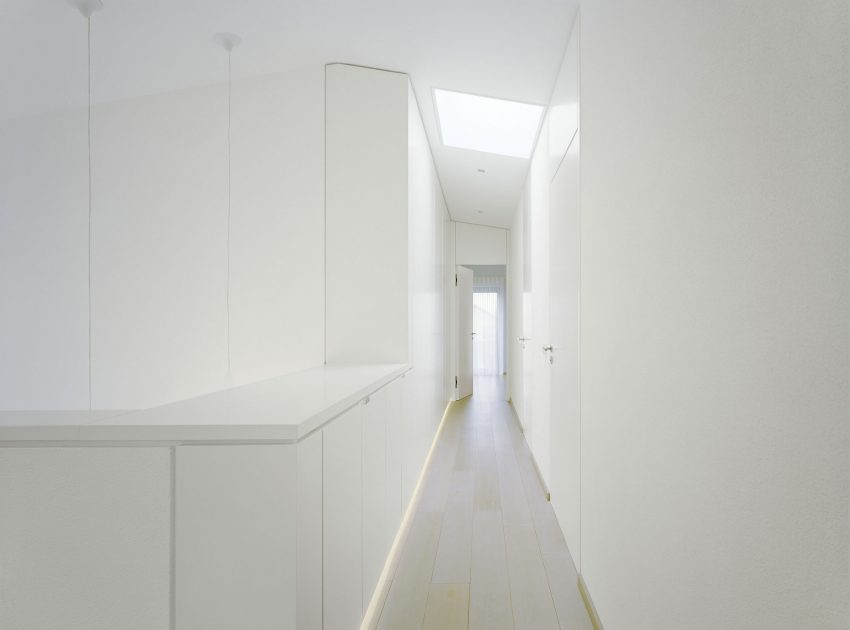 A Spacious Modern House with a Relaxing Decor Done in White in Tübingen, Germany by Steimle Architekten (20)