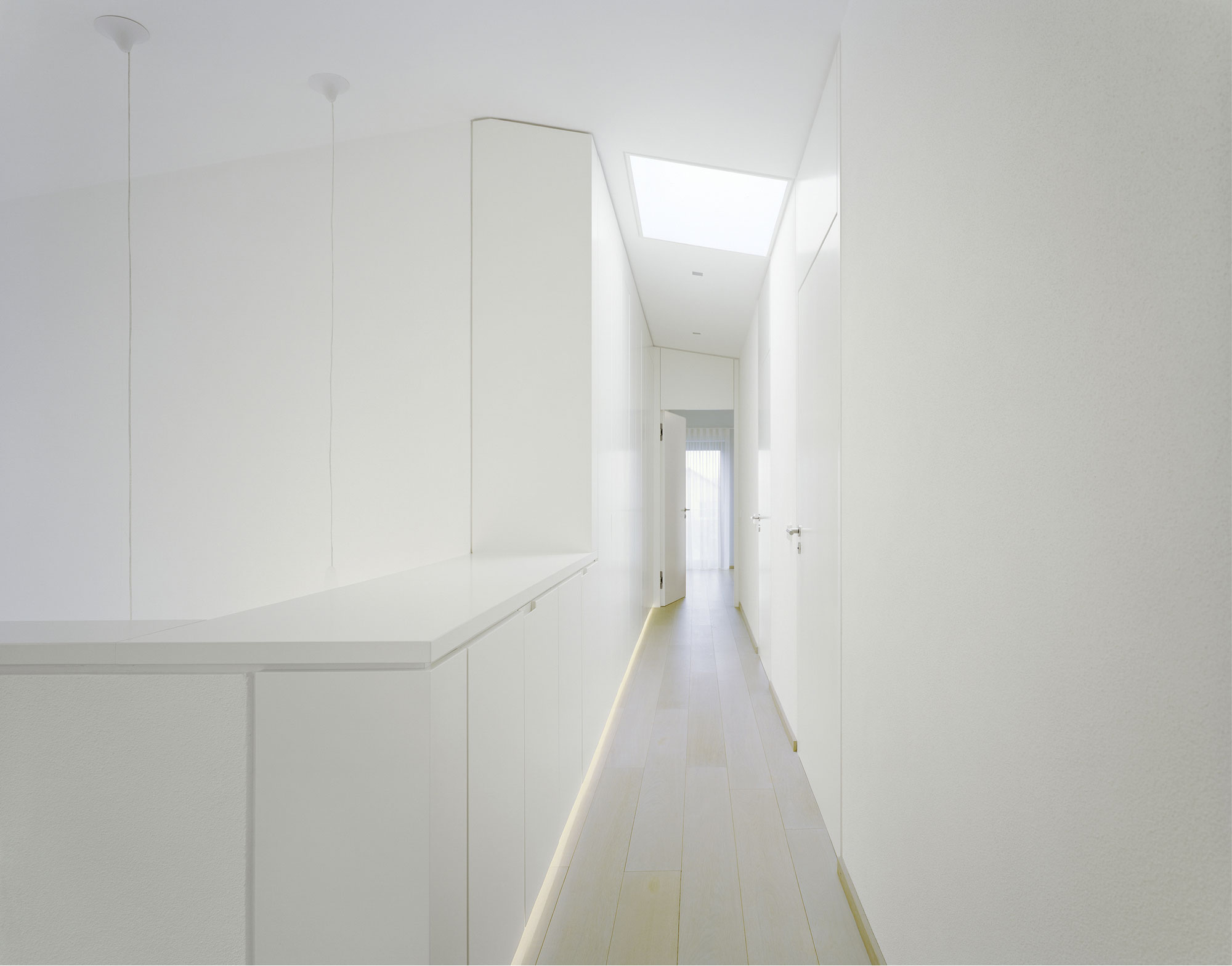 A Spacious Modern House with a Relaxing Decor Done in White in Tübingen, Germany by Steimle Architekten (20)