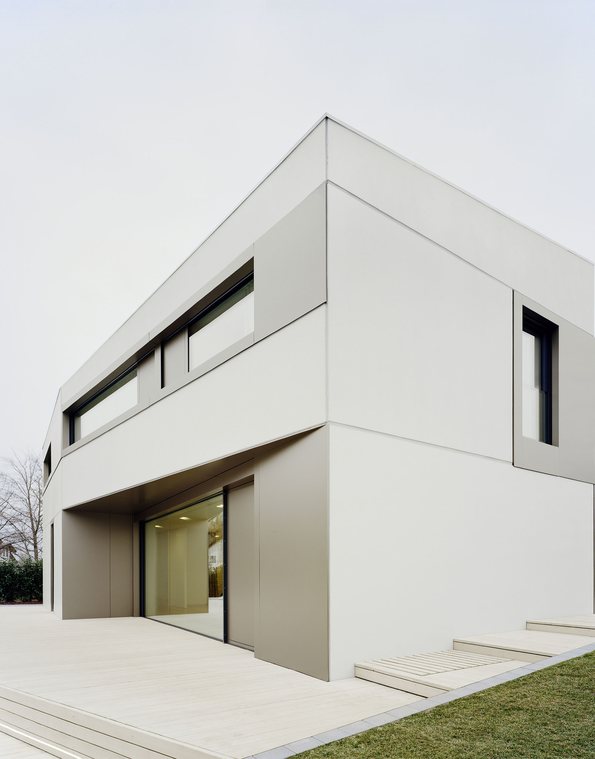 A Spacious Modern House with a Relaxing Decor Done in White in Tübingen, Germany by Steimle Architekten (5)