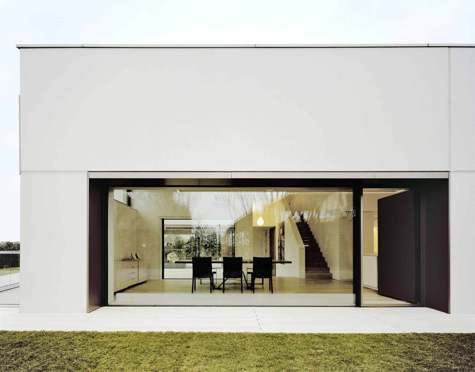 A Spacious Modern House with a Relaxing Decor Done in White in Tübingen, Germany by Steimle Architekten (6)