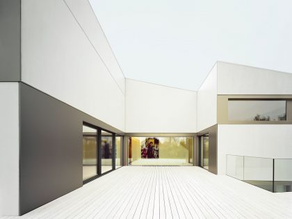 A Spacious Modern House with a Relaxing Decor Done in White in Tübingen, Germany by Steimle Architekten (7)