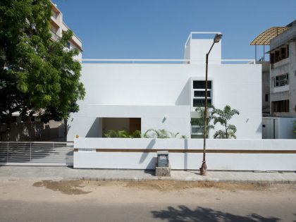 A Spacious and Elegant House with Cozy Color Schemes in Urban Chaos