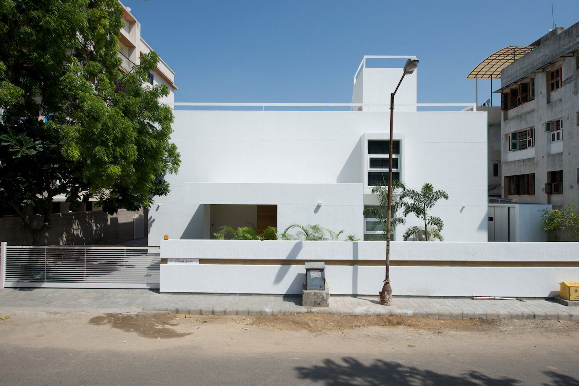 A Spacious and Elegant House with Cozy Color Schemes in Urban Chaos by SAK Designs (1)