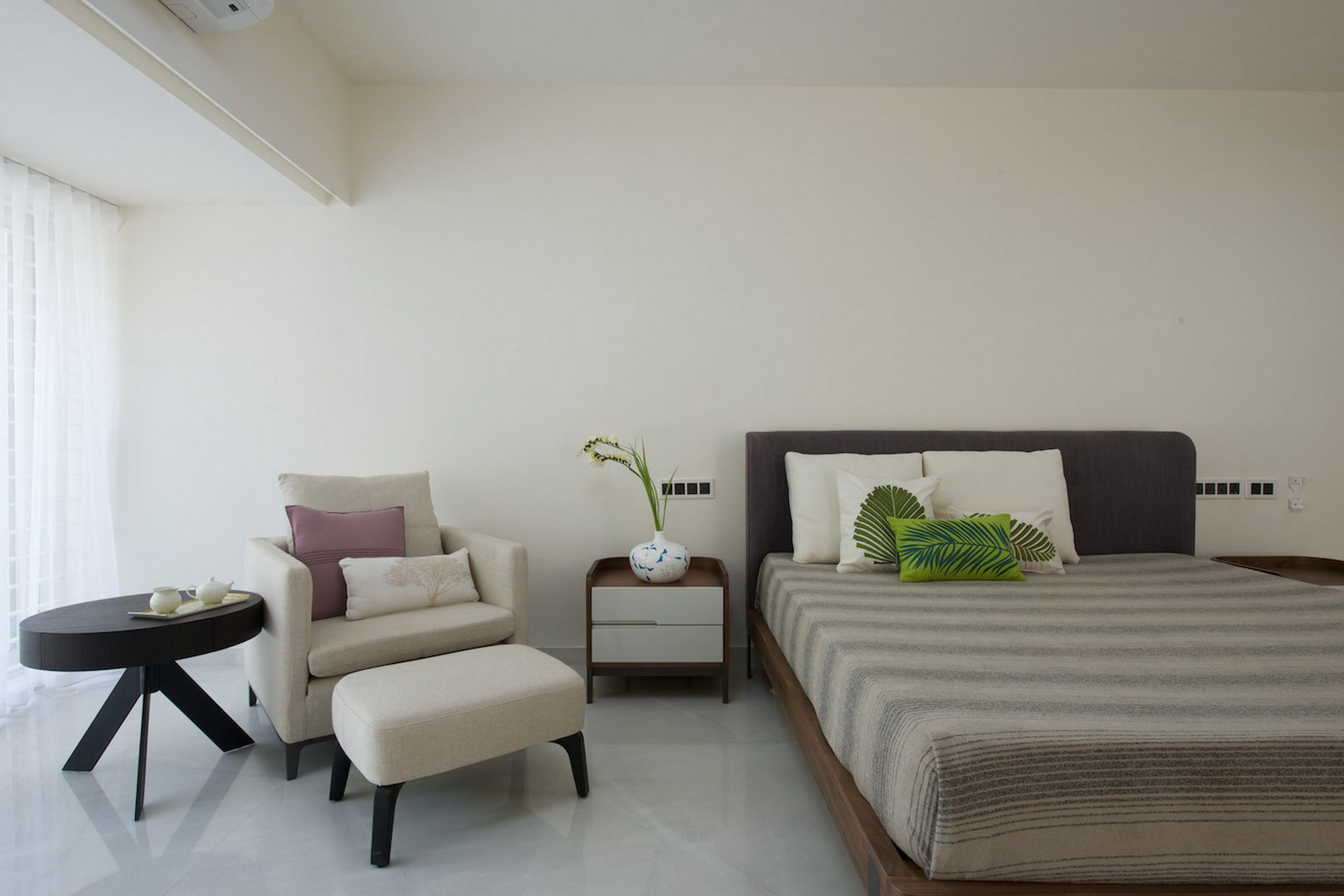 A Spacious and Elegant House with Cozy Color Schemes in Urban Chaos by SAK Designs (12)