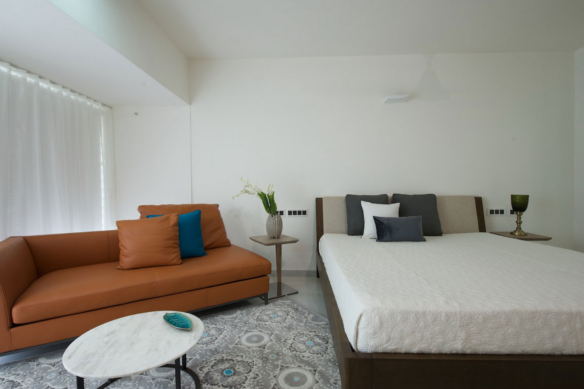 A Spacious and Elegant House with Cozy Color Schemes in Urban Chaos by SAK Designs (13)