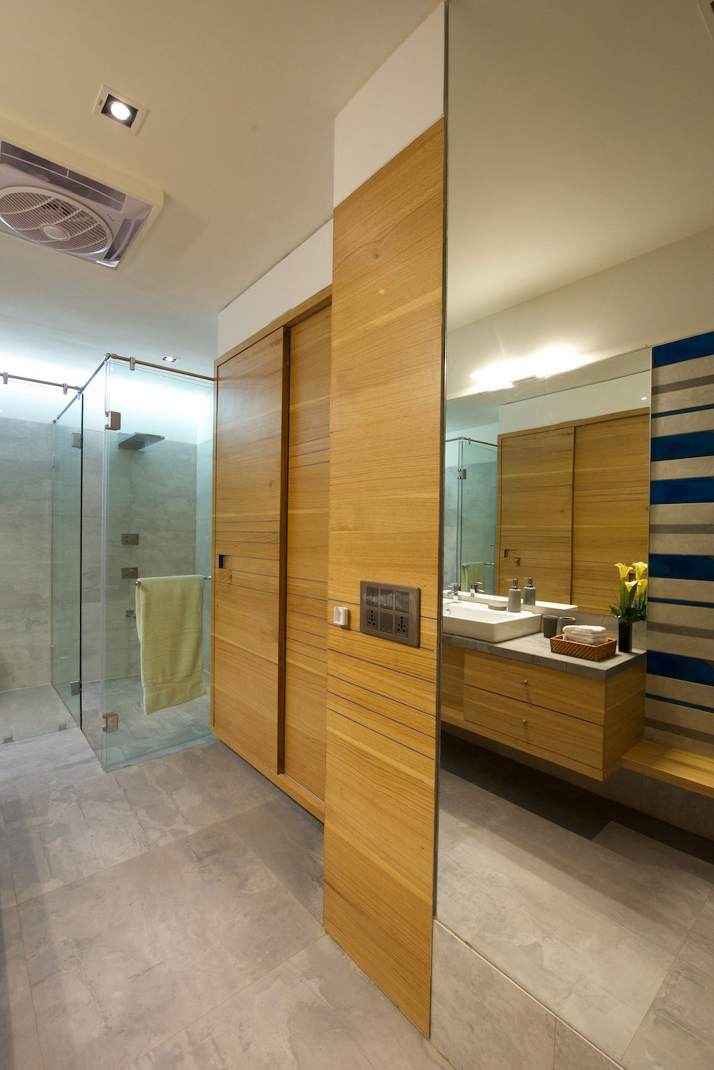 A Spacious and Elegant House with Cozy Color Schemes in Urban Chaos by SAK Designs (16)