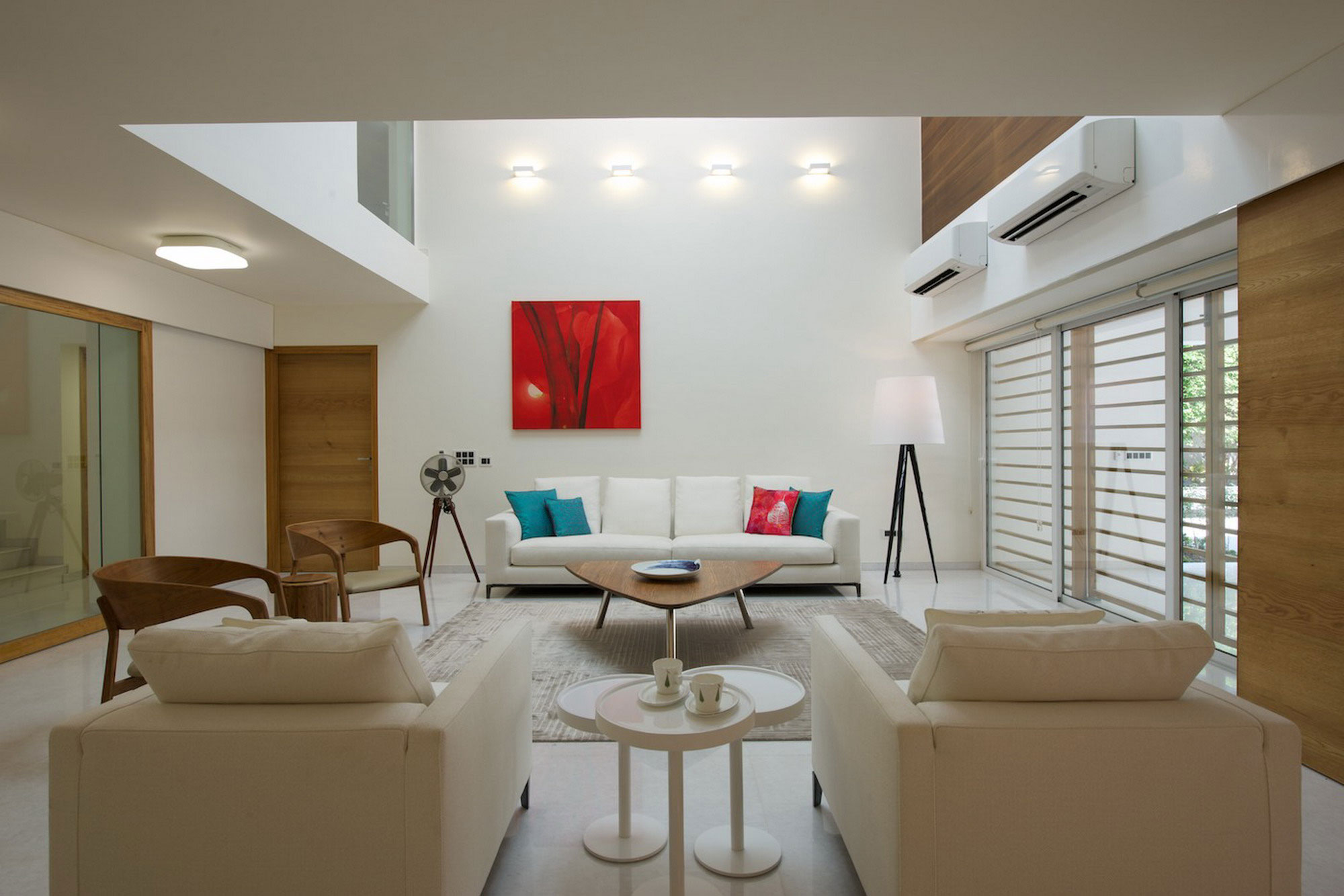 A Spacious and Elegant House with Cozy Color Schemes in Urban Chaos by SAK Designs (5)