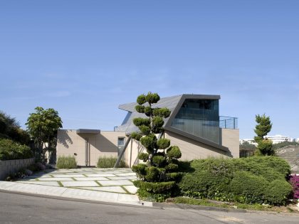 A Spectacular Asymmetrical Home with Beautiful City and Ocean Views in Brentwood by Patrick Tighe Architecture (1)