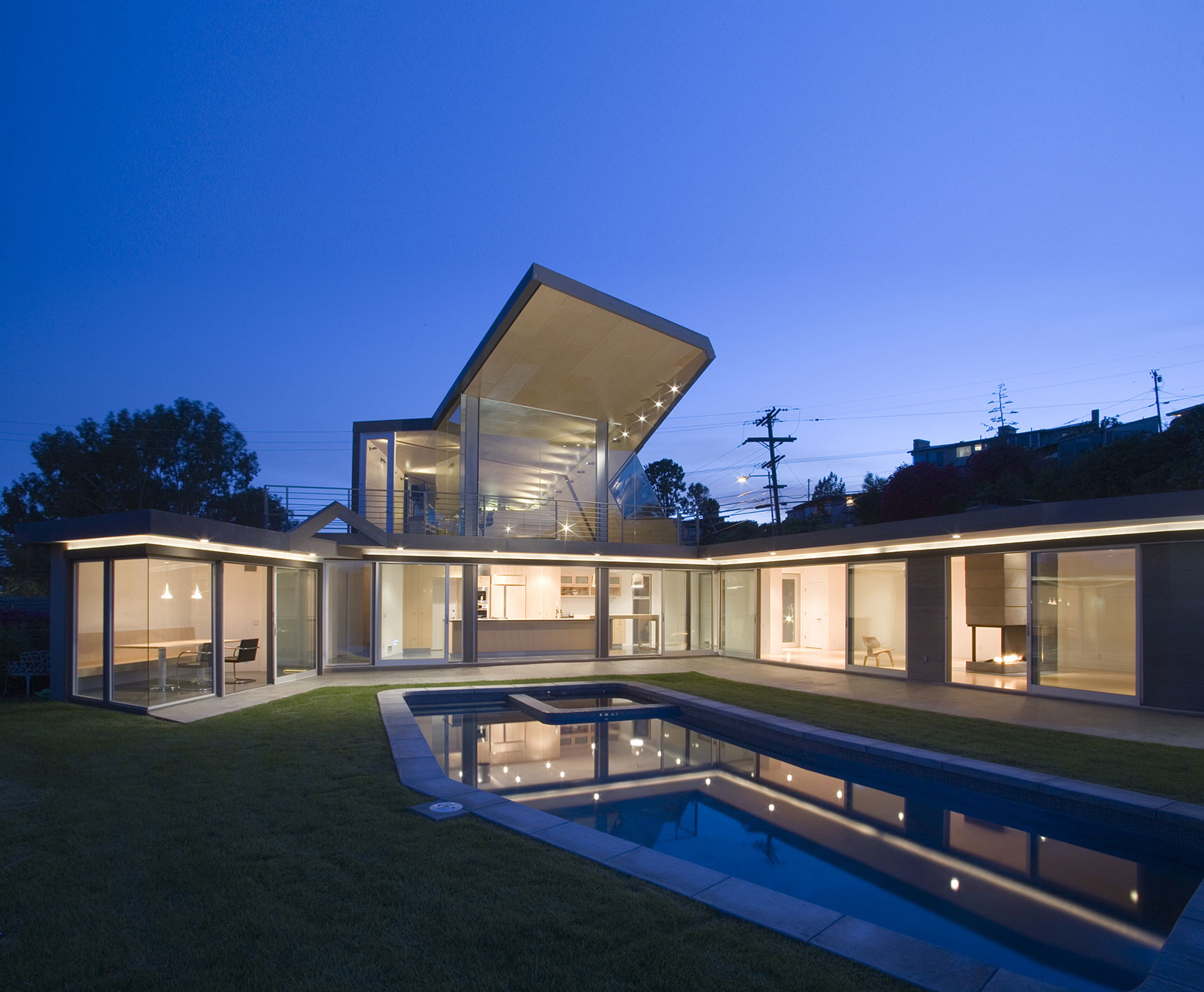 A Spectacular Asymmetrical Home with Beautiful City and Ocean Views in Brentwood by Patrick Tighe Architecture (10)