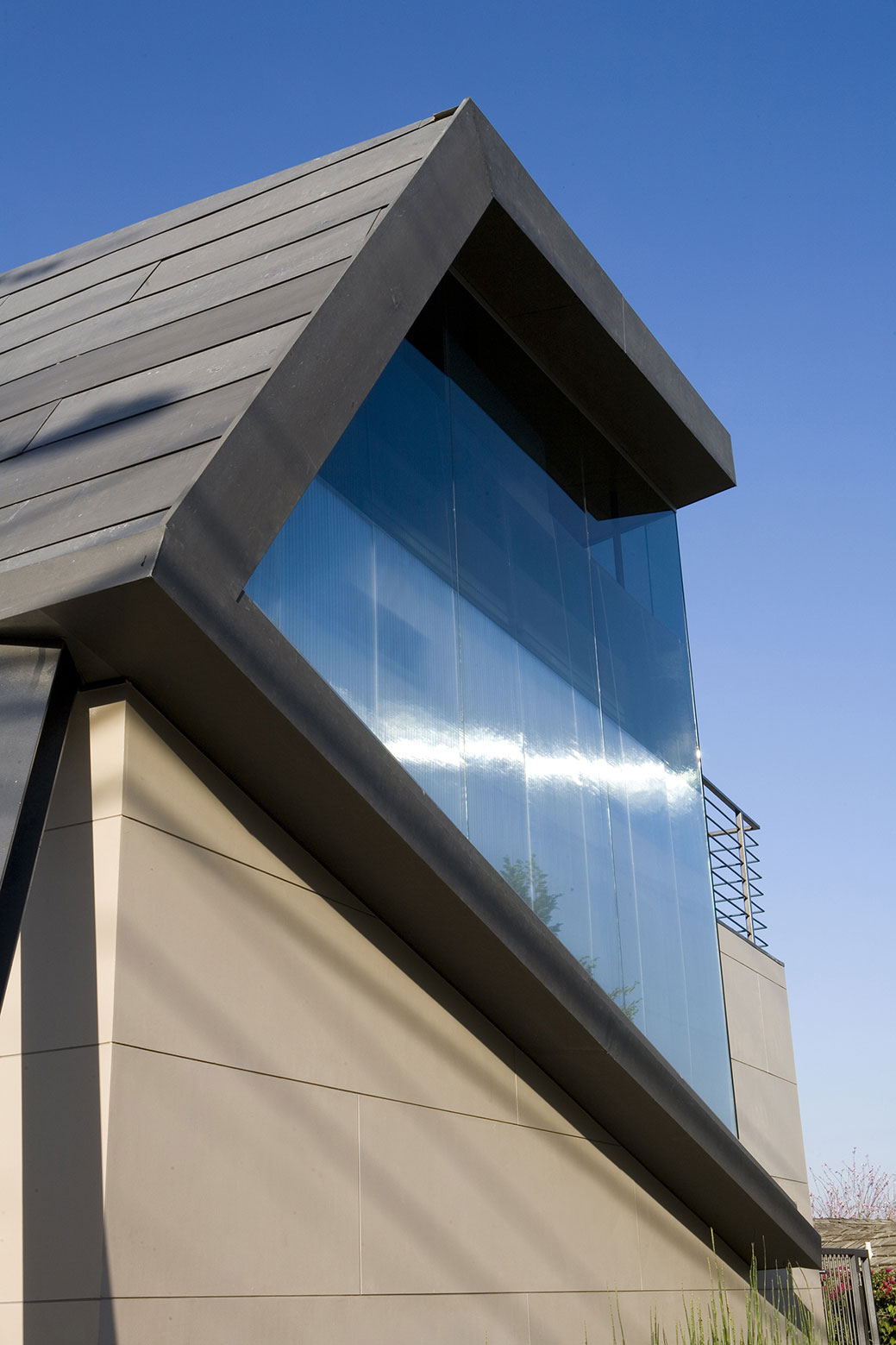 A Spectacular Asymmetrical Home with Beautiful City and Ocean Views in Brentwood by Patrick Tighe Architecture (2)