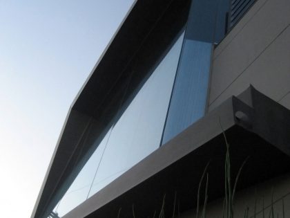 A Spectacular Asymmetrical Home with Beautiful City and Ocean Views in Brentwood by Patrick Tighe Architecture (3)