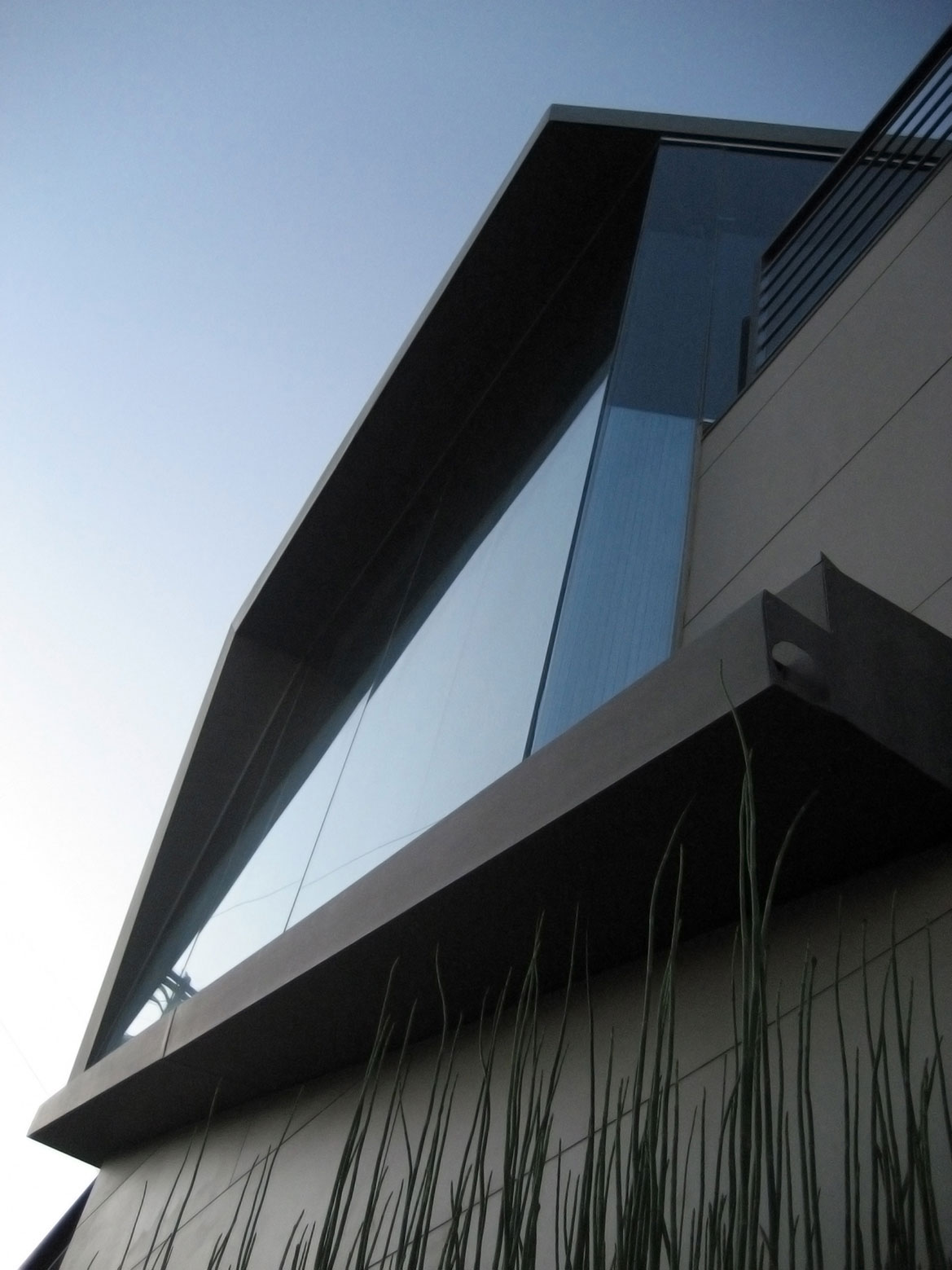 A Spectacular Asymmetrical Home with Beautiful City and Ocean Views in Brentwood by Patrick Tighe Architecture (3)