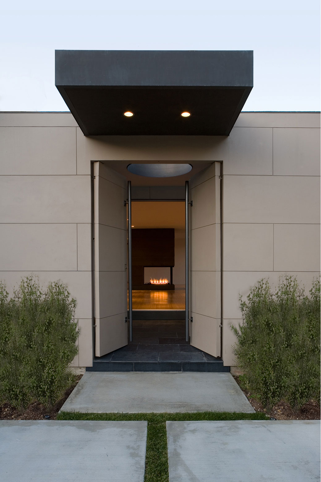 A Spectacular Asymmetrical Home with Beautiful City and Ocean Views in Brentwood by Patrick Tighe Architecture (4)