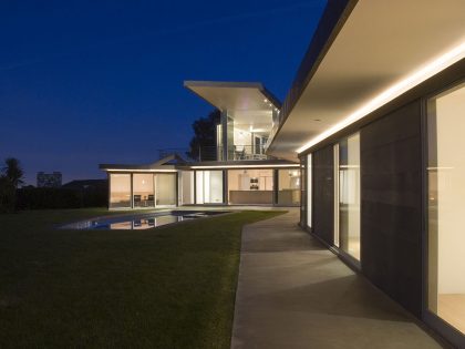 A Spectacular Asymmetrical Home with Beautiful City and Ocean Views in Brentwood by Patrick Tighe Architecture (7)