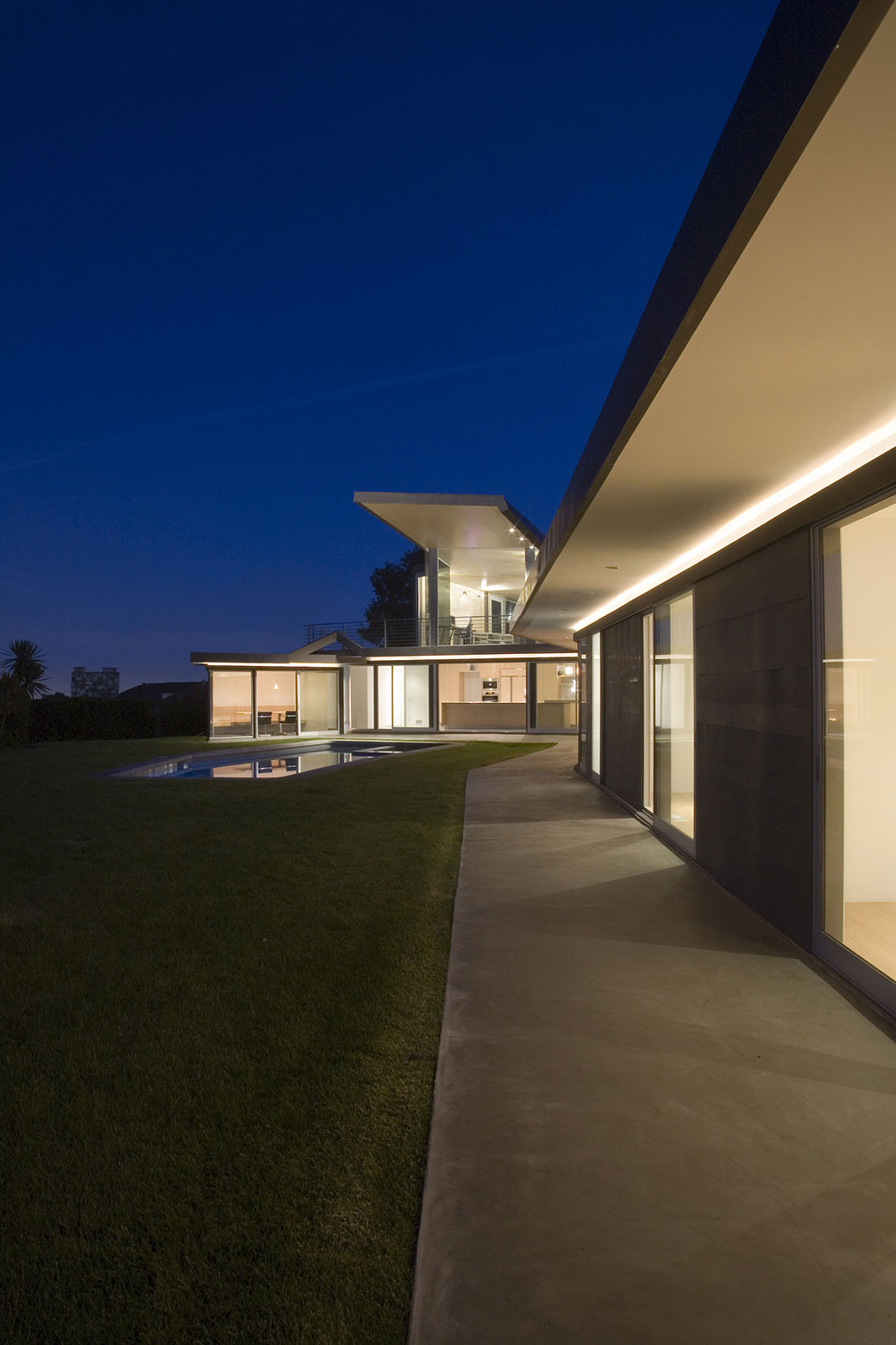 A Spectacular Asymmetrical Home with Beautiful City and Ocean Views in Brentwood by Patrick Tighe Architecture (7)