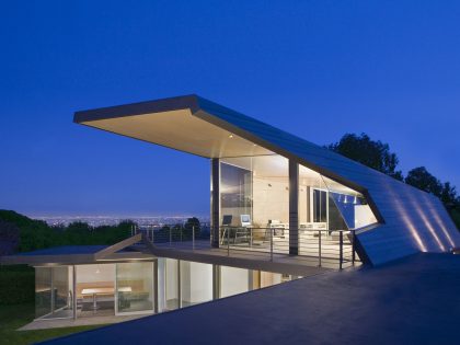 A Spectacular Asymmetrical Home with Beautiful City and Ocean Views in Brentwood by Patrick Tighe Architecture (8)