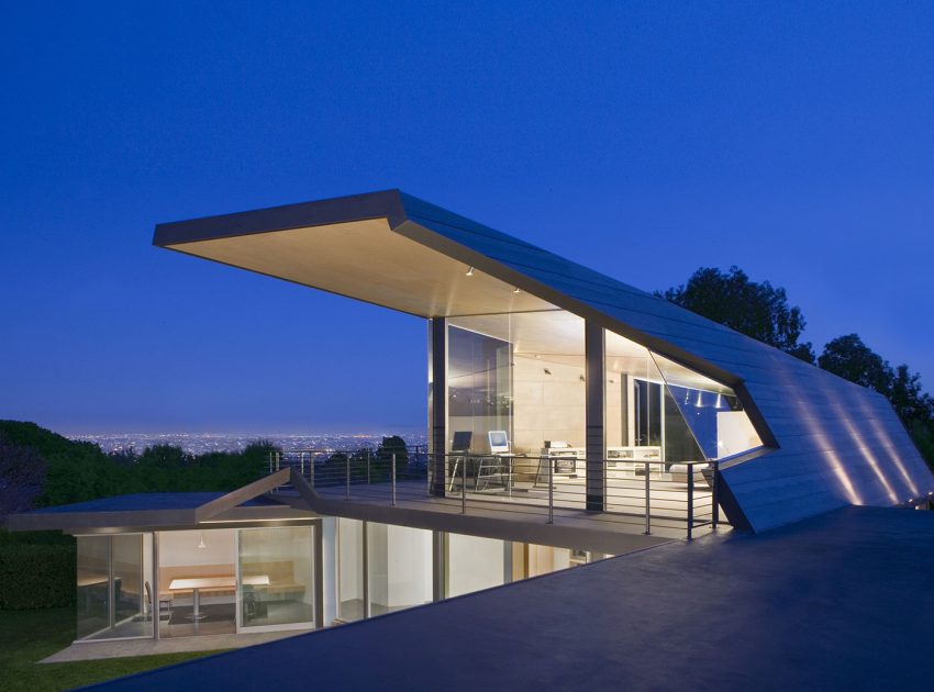 A Spectacular Asymmetrical Home with Beautiful City and Ocean Views in Brentwood by Patrick Tighe Architecture (8)