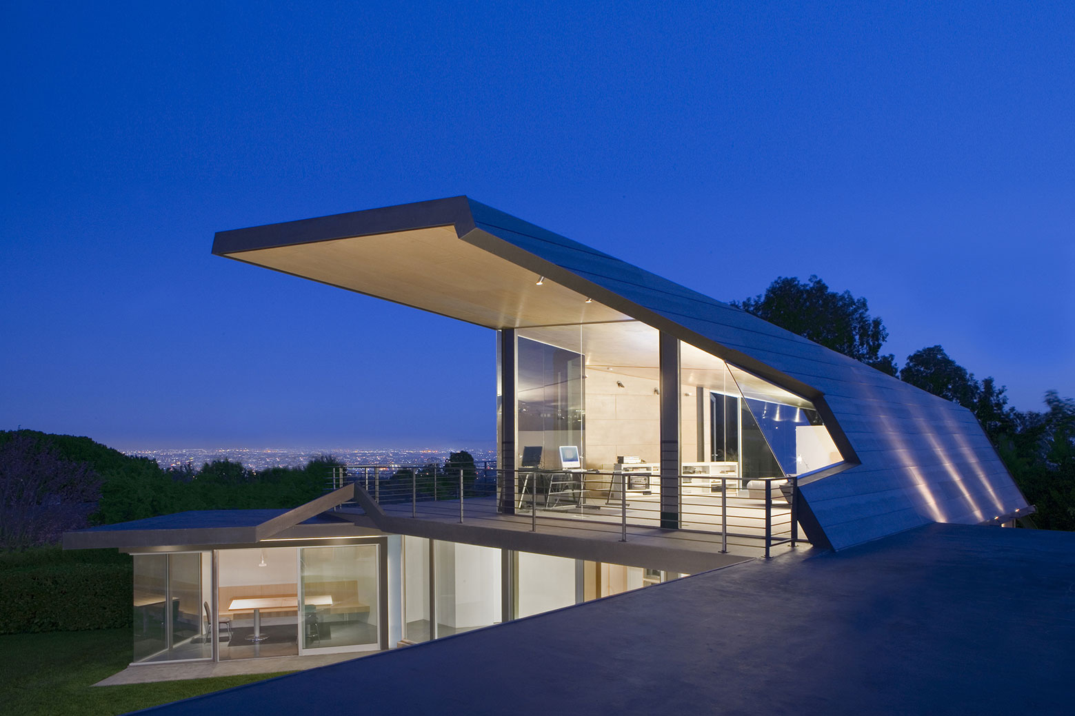A Spectacular Asymmetrical Home with Beautiful City and Ocean Views in Brentwood by Patrick Tighe Architecture (8)