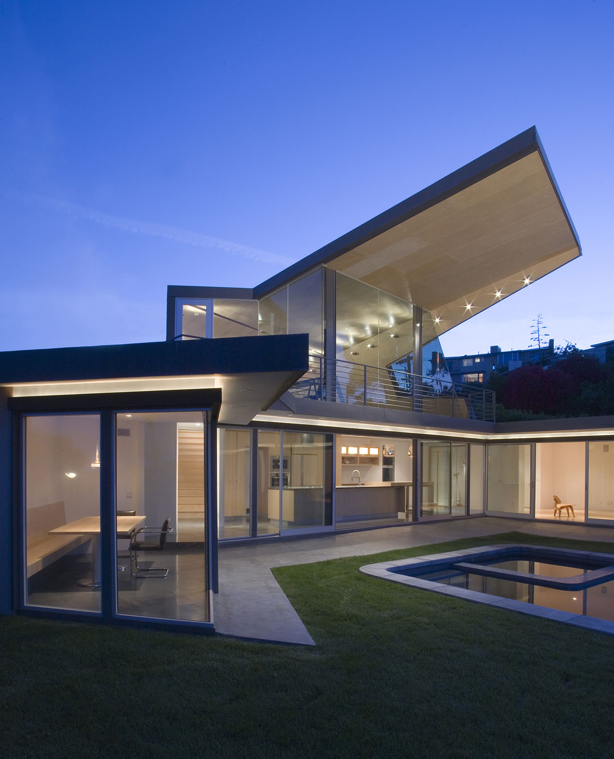 A Spectacular Asymmetrical Home with Beautiful City and Ocean Views in Brentwood by Patrick Tighe Architecture (9)