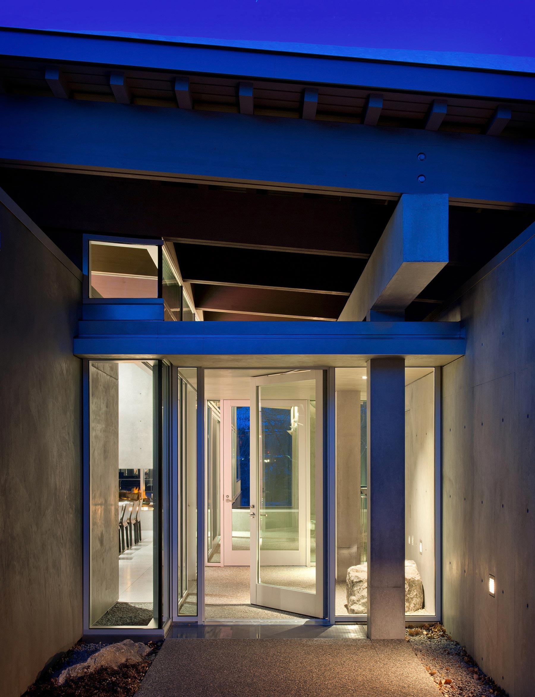 A Spectacular Concrete House Surrounded by Snow Filled Trees Mountain of USA by Suyama Peterson Deguchi (13)