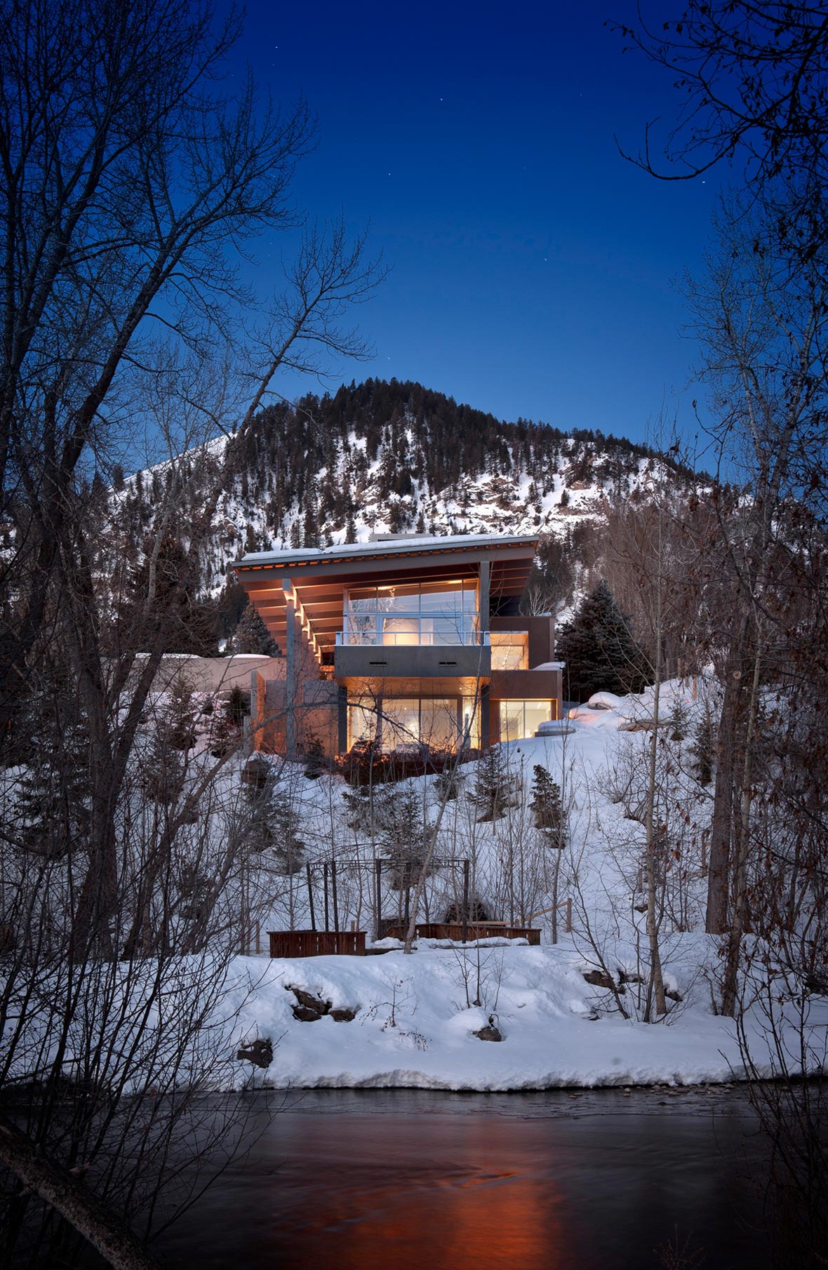 A Spectacular Concrete House Surrounded by Snow Filled Trees Mountain of USA by Suyama Peterson Deguchi (15)