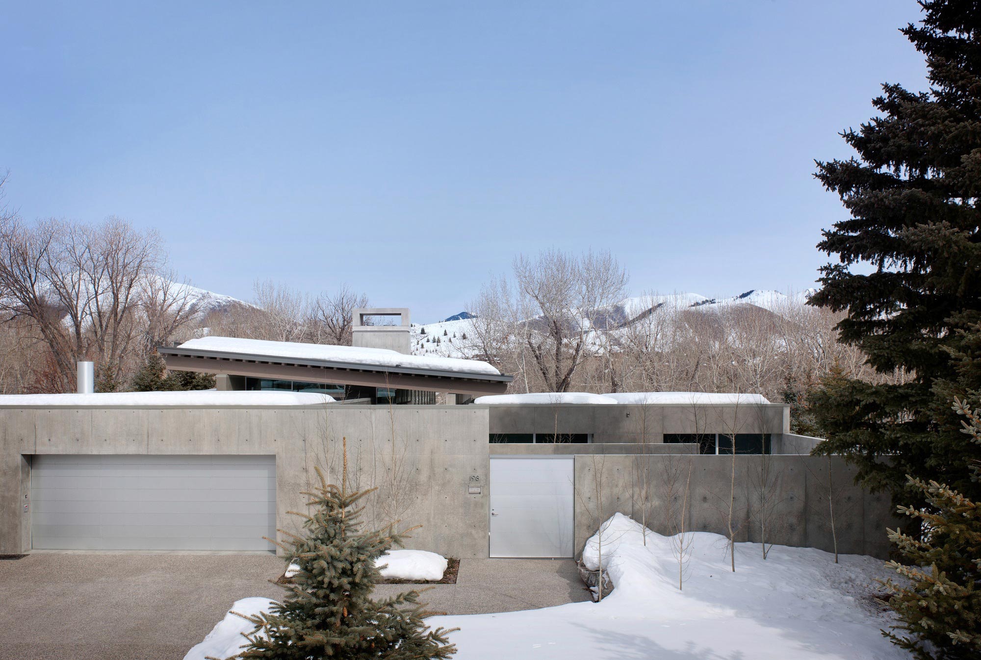 A Spectacular Concrete House Surrounded by Snow Filled Trees Mountain of USA by Suyama Peterson Deguchi (2)
