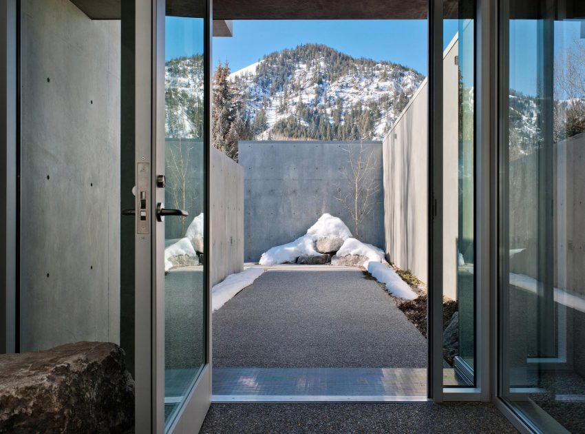 A Spectacular Concrete House Surrounded by Snow Filled Trees Mountain of USA by Suyama Peterson Deguchi (3)