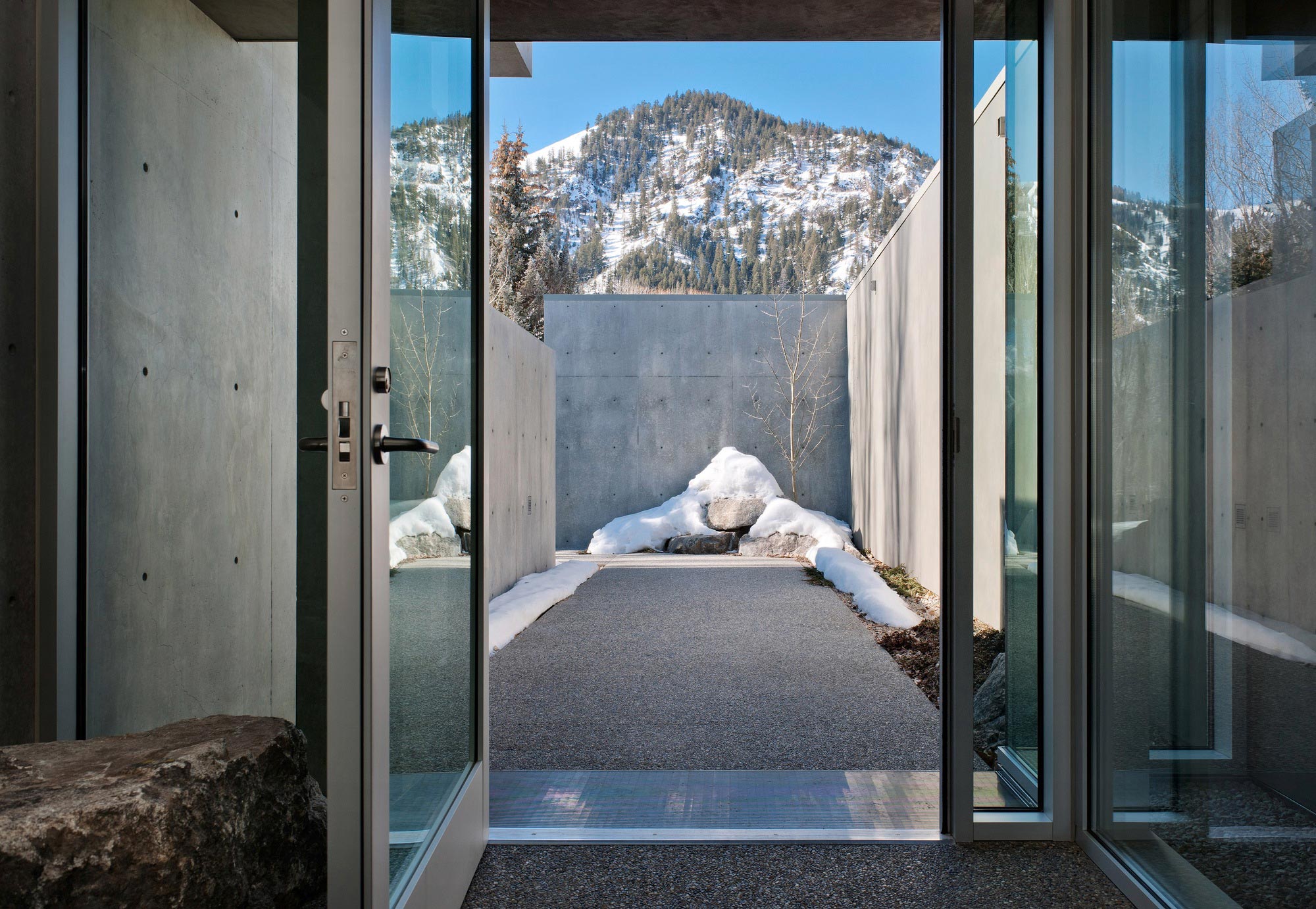 A Spectacular Concrete House Surrounded by Snow Filled Trees Mountain of USA by Suyama Peterson Deguchi (3)