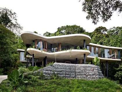 A Spectacular and Beautiful Modern House in the Middle of the Rainforest in Queensland by Jesse Bennett Architect (1)