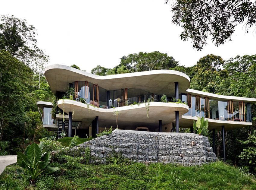 A Spectacular and Beautiful Modern House in the Middle of the Rainforest in Queensland by Jesse Bennett Architect (1)