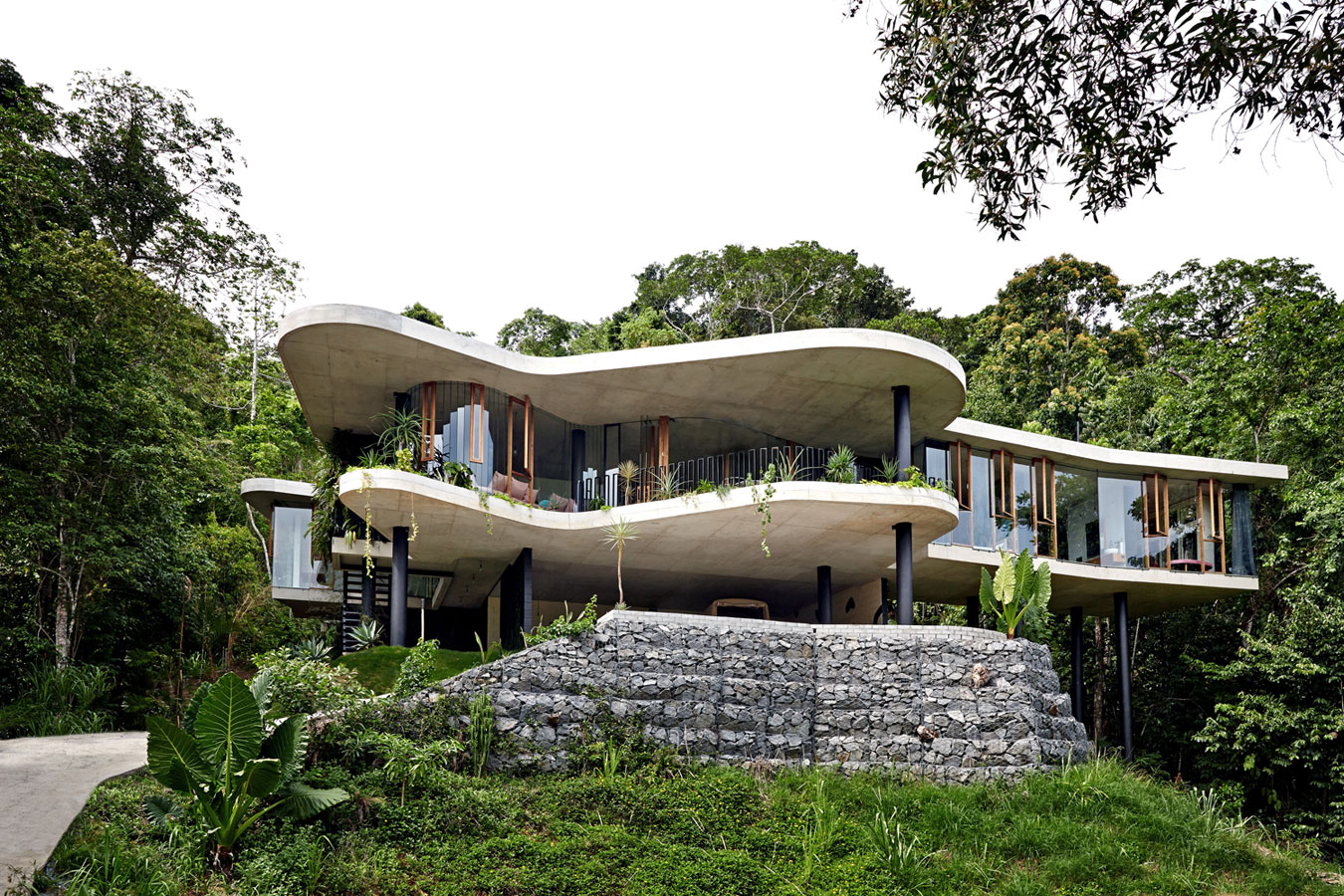 A Spectacular and Beautiful Modern House in the Middle of the Rainforest in Queensland by Jesse Bennett Architect (1)