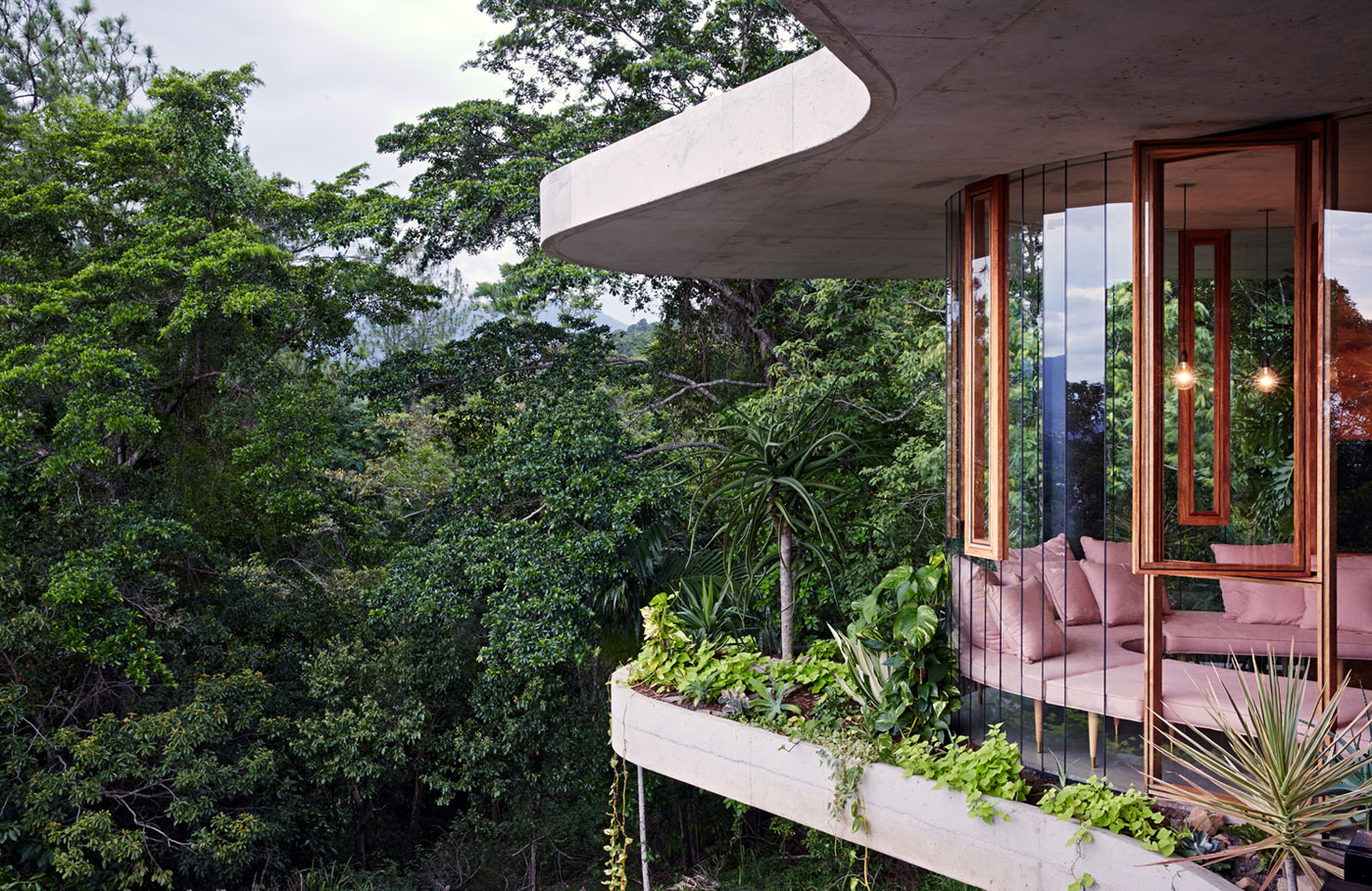 A Spectacular and Beautiful Modern House in the Middle of the Rainforest in Queensland by Jesse Bennett Architect (3)