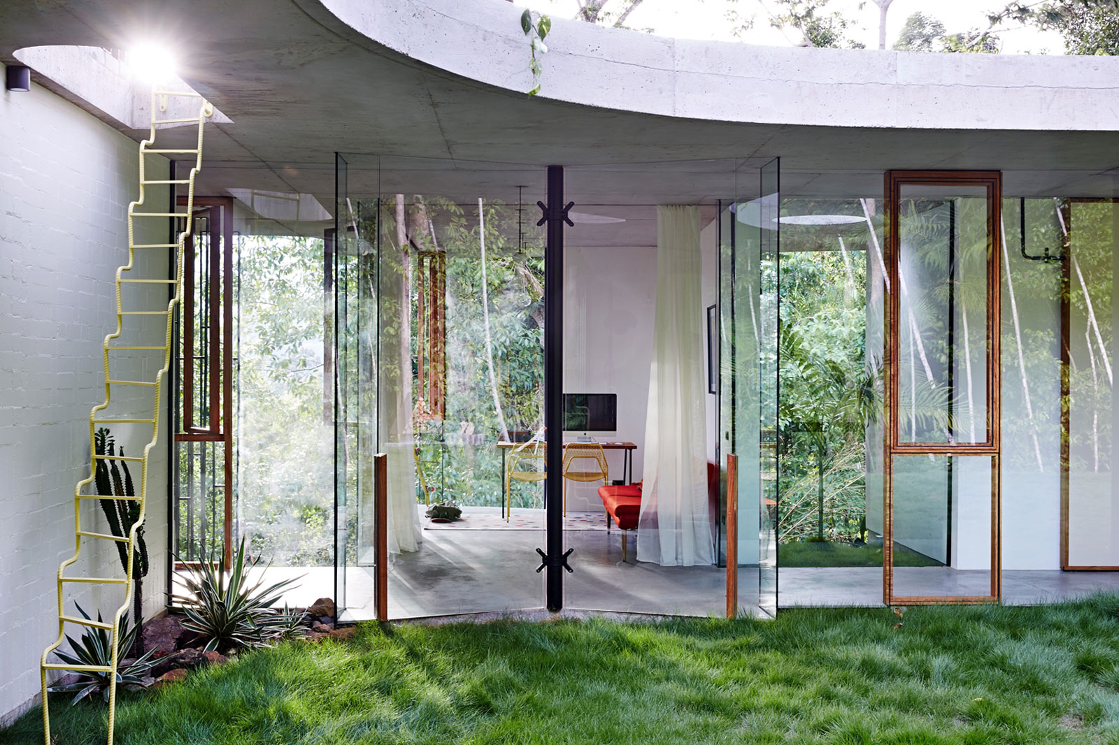 A Spectacular and Beautiful Modern House in the Middle of the Rainforest in Queensland by Jesse Bennett Architect (6)