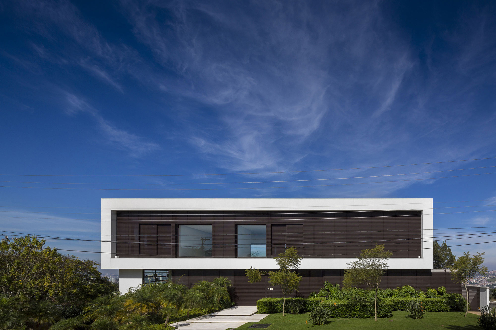 A Splendid Contemporary Home with Ample Terrace and Breathtaking Views in Alphaville by Fernanda Marques Arquitetos Associados (1)