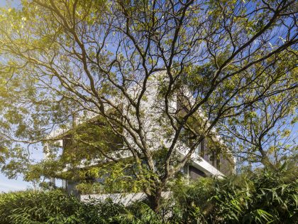 A Splendid Contemporary Home with Ample Terrace and Breathtaking Views in Alphaville by Fernanda Marques Arquitetos Associados (2)