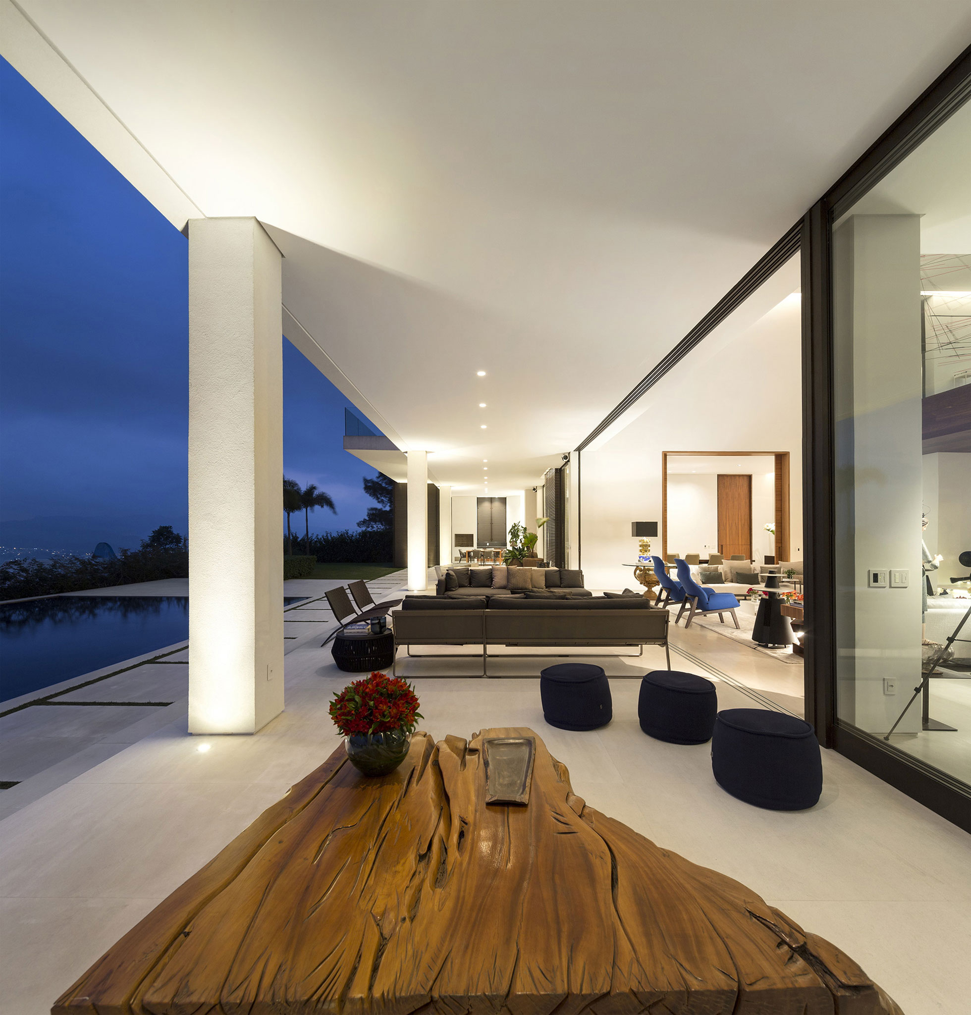 A Splendid Contemporary Home with Ample Terrace and Breathtaking Views in Alphaville by Fernanda Marques Arquitetos Associados (20)