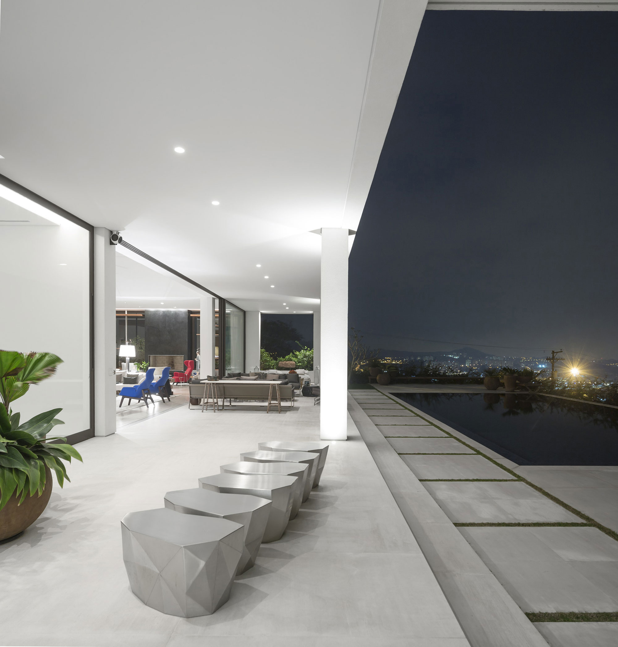 A Splendid Contemporary Home with Ample Terrace and Breathtaking Views in Alphaville by Fernanda Marques Arquitetos Associados (21)