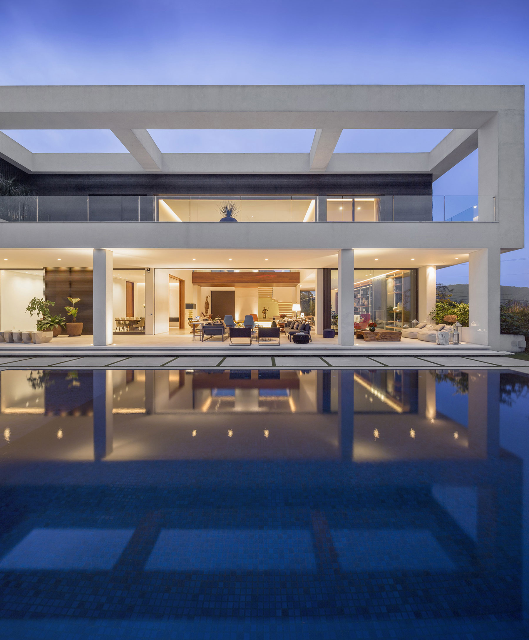 A Splendid Contemporary Home with Ample Terrace and Breathtaking Views in Alphaville by Fernanda Marques Arquitetos Associados (23)