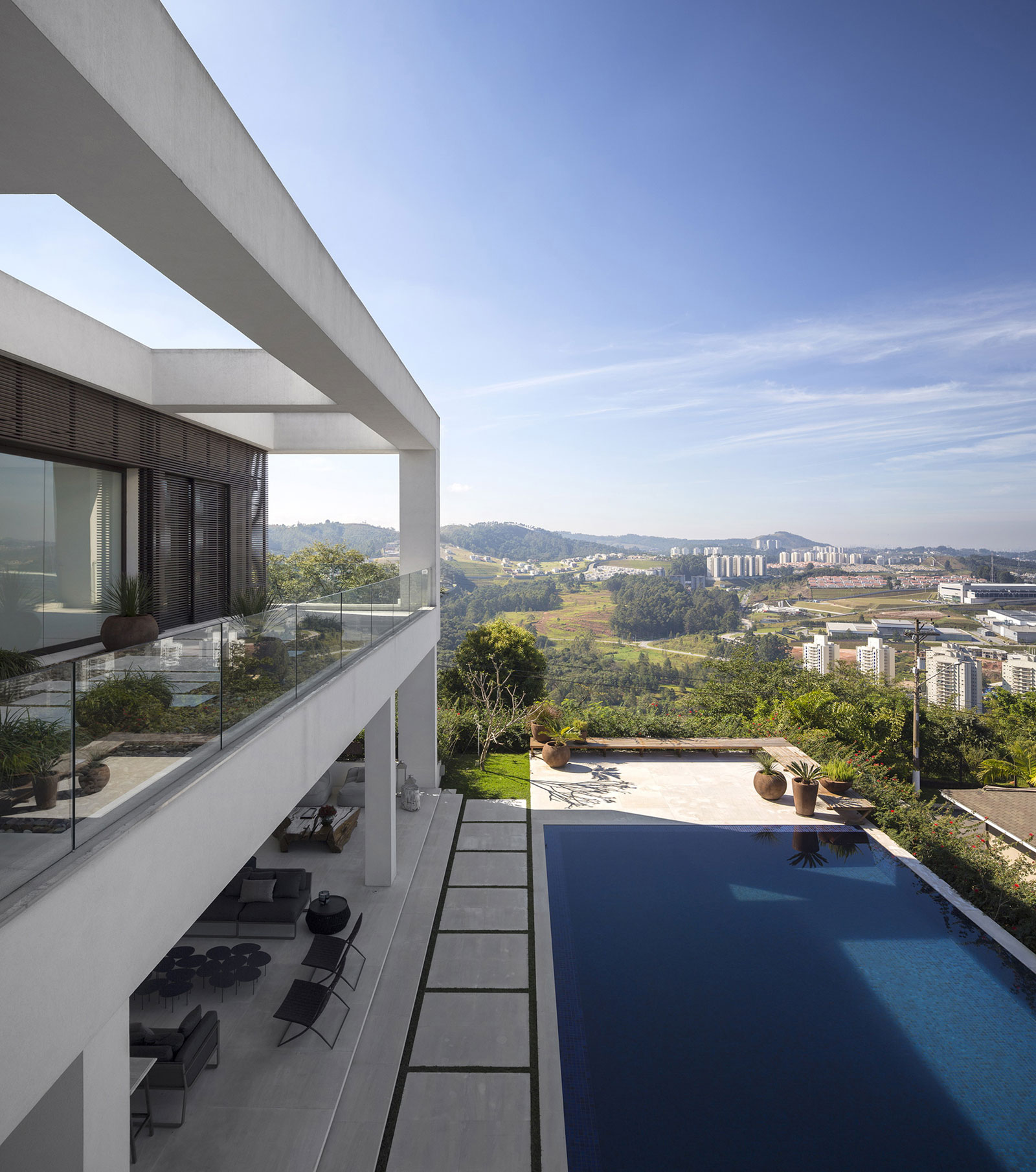A Splendid Contemporary Home with Ample Terrace and Breathtaking Views in Alphaville by Fernanda Marques Arquitetos Associados (3)