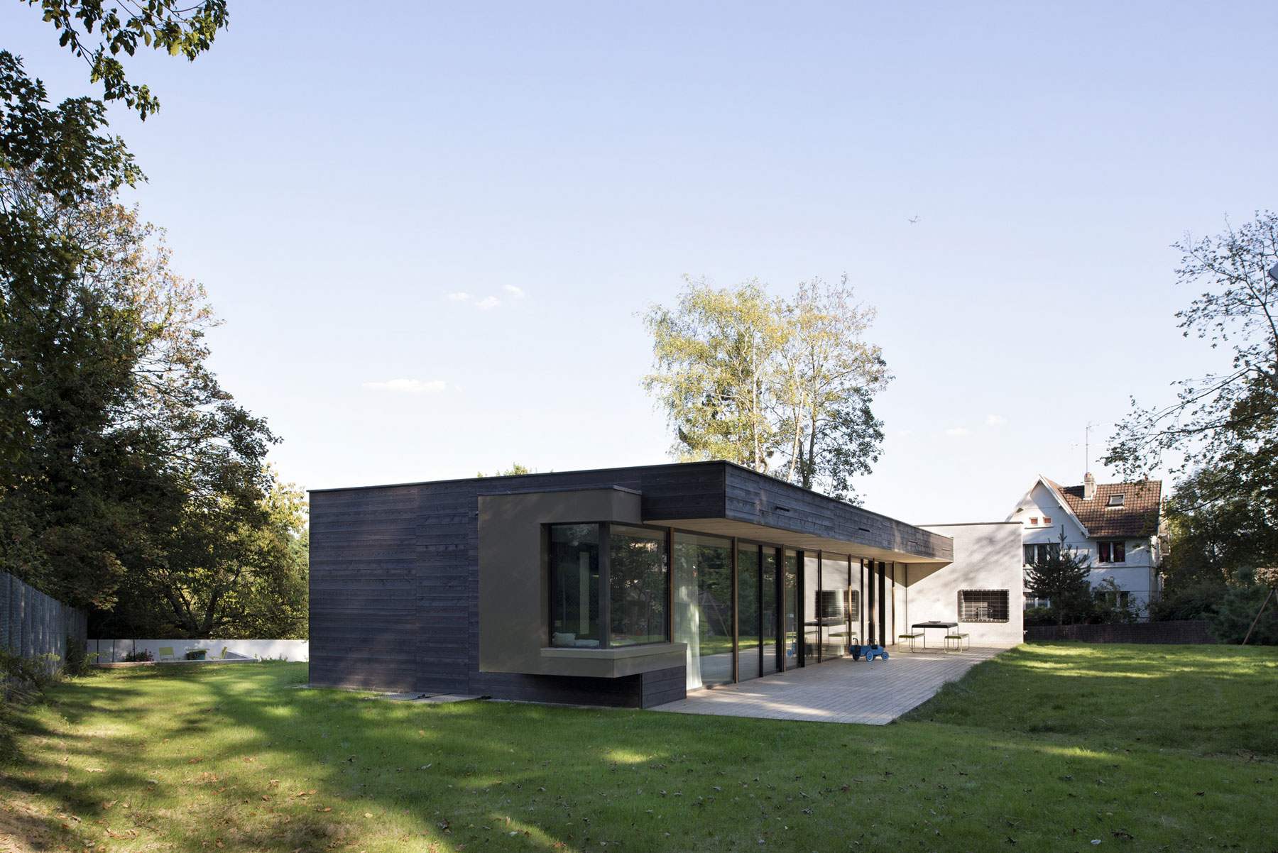 A Striking Contemporary Home with Glass Facades in Montmorency, France by A+B architectes dplg (6)