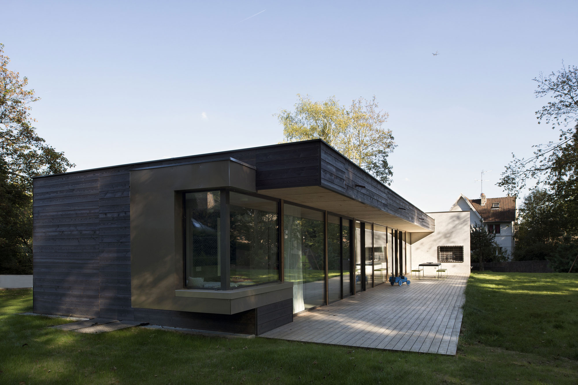 A Striking Contemporary Home with Glass Facades in Montmorency, France by A+B architectes dplg (7)